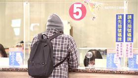 開工日民眾湧診所看病 醫生估春節後