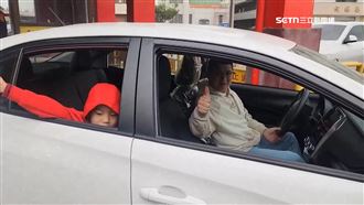 大獎全是孩子抱回！男童擲12聖筊開走汽車