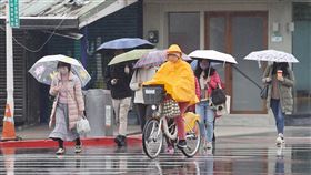 開工日北台灣濕冷（3）春節9天年假結束，開工日溼答答。中央氣象署表示，3日強烈大陸冷氣團南下加上華南雲雨區東移，各地氣溫下降，北部及宜蘭整天濕冷，北台灣氣溫到了晚上會降到攝氏10至12度。圖為台北市中正區民眾穿雨衣騎腳踏車。中央社記者郭日曉攝  114年2月3日