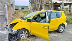 計程車自撞水泥墩，駕駛離奇死亡。（圖／翻攝畫面）