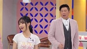 一粒（左二）教現場眾人挑三振舞（圖／緯來提供）