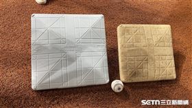 ▲台灣隊自費購買MLB的加大壘包（左）及1200顆球，與原本壘包大小有明顯差距。（圖／記者張沛嘉攝影）