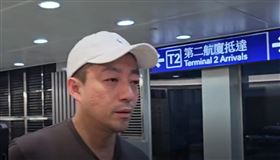 汪小菲2月3日搭機返台，妻子馬筱梅也在現場，汪小菲鞠躬懇求多說她好話。（圖／翻攝畫面）