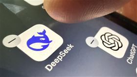 數發部：公務機關不得使用DeepSeek中國新創公司深度求索（DeepSeek）推出的AI模型引發資安疑慮。數位發展部表示，基於國家資通安全考量，特別警示公務機關與關鍵基礎設施應限制使用DeepSeek AI產品，以避免使用者相關數據或資訊被有資安疑慮的產品傳送。中央社記者徐肇昌攝  114年2月1日