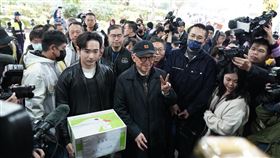 罷團搬連署書赴中選會送件（2）各地罷免團體3日上午集結，把連署書一箱箱搬進中選會送件。前聯電董事長曹興誠（前中）也到場聲援。中央社記者徐肇昌攝  114年2月3日