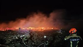 花蓮溪出海口漂流木又燒起來花蓮南北濱公園至花蓮溪出海口堆積上萬噸漂流木，3日晚間漂流木又起火，風勢強勁助長火勢，燃燒面積約1個籃球場大，花蓮縣消防局出動6車組努力滅火。（民眾提供）中央社記者李先鳳傳真  114年2月3日