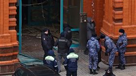 莫斯科公寓爆炸事件，安全人員3日在爆炸建築物旁進行作業。（圖／路透社／達志）