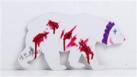 亞洲善待動物組織（PETA Asia）指出，藝人大S（徐熙媛）2018年時，親手畫了小熊卡在中國北京等地參展，揭露馬戲團中的熊被鐵鏈鎖頸、強迫站立表演等苦難，引發更多人關注。（亞洲善待動物組織提供）