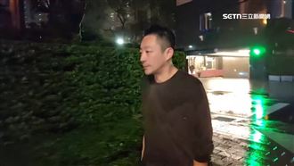 汪小菲獨自淋雨散步　進門突折返二度鞠躬