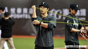 ▲WBC資格賽台灣隊開訓，投手呂詠臻熱身。（圖／記者劉彥池攝影）