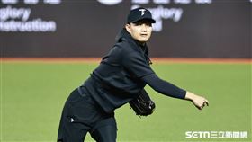 ▲WBC資格賽台灣隊開訓，投手徐若熙傳接球。（圖／記者劉彥池攝影）