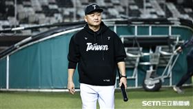 ▲WBC資格賽台灣隊開訓，總教練曾豪駒觀看全隊練習。（圖／記者劉彥池攝影）