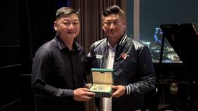 中華棒協理事長辜仲諒3日晚間特別宴請12強教練團，並特別致贈勞力士手錶。（圖／中職聯盟提供）