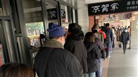 大S徐熙媛流感併肺炎猝逝後，民眾在診所外排隊搶打流感疫苗。板橋雙十路建佑診所。（圖／記者簡浩正拍攝）