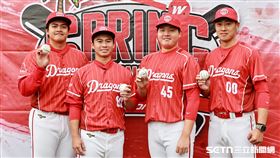 ▲味全龍2025年春訓開訓典禮，加入宋文華、周委宏、陳志杰、翁瑋均4位新球員。（圖／記者劉彥池攝影）