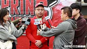 ▲味全龍2025年春訓開訓典禮，領隊丁仲緯接受聯防。（圖／記者劉彥池攝影）