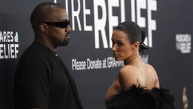 ▲比安卡在媒體鏡頭前突然脫去大衣，以全裸的造型現身。（圖／美聯社）