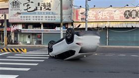 苗栗轎車四輪朝天躺路！駕駛喊：突然暈眩