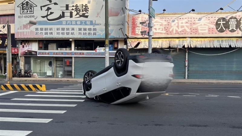 苗栗轎車四輪朝天躺路！駕駛喊：突然暈眩