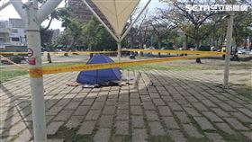 一具男屍倒臥在涼亭地上，下棋民眾起初以為只是睡著了。（圖／翻攝畫面）