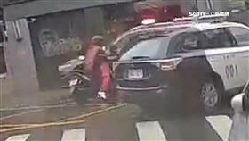 警車、憲兵軍車夾擊！害騎士閃避自摔「員警肇逃」