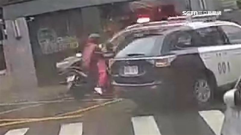 未停先開！警車轉彎害機車自摔　警方認錯