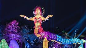 網友認為，台中燈會「女媧」主燈（左圖）與文英阿姨在《熱帶魚》中的巨蛇娘娘造型十分相似。（圖／翻攝threads）