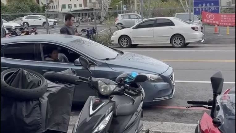 買早餐爆衝突！台中男嗆：紅線為啥不能停