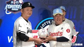 韓職樂天巨人總教練金泰亨（右）贈送全隊簽名球給台灣隊總教練曾豪駒（左）。（圖／記者蔡厚瑄攝影）