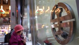 台鐵公司掛牌首年虧損137.9億元（2）民國113年是台鐵公司掛牌第一年，台鐵統計，實際虧損新台幣137.9億元，史上最高。圖為民眾在台北車站售票處。中央社記者吳家昇攝  114年2月4日