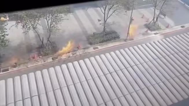 桃園住宅區排水溝「爆炸冒火」驚悚畫面曝
