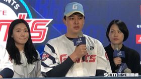韓職樂天巨人終結者金元中（中）。（圖／記者蔡厚瑄攝影）