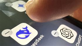 數發部：公務機關不得使用DeepSeek中國新創公司深度求索（DeepSeek）推出的AI模型引發資安疑慮。數位發展部表示，基於國家資通安全考量，特別警示公務機關與關鍵基礎設施應限制使用DeepSeek AI產品，以避免使用者相關數據或資訊被有資安疑慮的產品傳送。中央社記者徐肇昌攝  114年2月1日