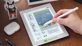 博客來「BooksPad」適用黑白文字書與彩色圖片書閱讀。