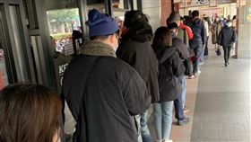 大S徐熙媛流感併肺炎猝逝後，民眾在診所外排隊搶打流感疫苗。板橋雙十路建佑診所。（圖／記者簡浩正拍攝）