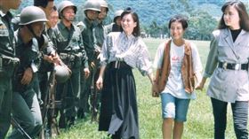 謝金燕（右1）曾在1990華視8點檔《大兵日記》中演出福利社小姐「阿枝」。（圖／報系資料照）

