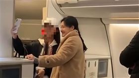 大S在飛機上和粉絲合照，被瘋傳是「最後身影」引起關注。（圖／翻攝自小紅書）