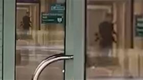 目擊者拍下的槍手身影。（圖／翻攝自社群網站X）