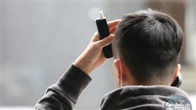 青少年受社群平台影響，認為電子菸外型酷炫是流行風潮，開始嘗試吸食。（示意畫面）