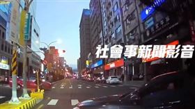 灰色轎車疑似不滿被插隊，竟攔車嗆聲。（圖／翻攝自社會事新聞影音）