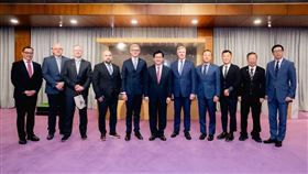 外交部長林佳龍（中）與午宴貴賓合影。（圖／外交部提供）