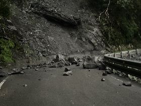 南橫公路摩天路段  落石清除恢復通車