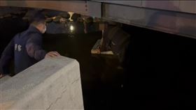 台中老翁跌綠川 勇警不畏天寒，跳水救人(圖／翻攝畫面)