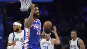 ▲恩比德（Joel Embiid）傷癒歸隊帶領76人擊敗獨行俠。（圖／美聯社／達志影像）