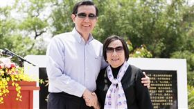 前總統馬英九在臉書貼出一張與辜嚴倬雲合照，並發表千字文追悼。（圖／翻攝自馬英九臉書）