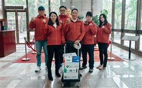 藍營青年滿志剛、劉思吟、賴苡任、陳冠安、丁瑀送出罷免吳沛憶第一階段連署書。(圖/憶事吳成提供)