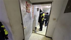 蔡男情緒激動的拿滅火器朝鄰居家肆意破壞，場面一片狼籍。（圖／警方提供）