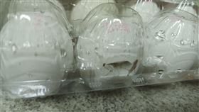 原Po在外送平台上購買雞蛋，卻收到疑似過期的臭雞蛋，讓他嚇壞。（圖／翻攝自爆料公社二社）