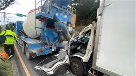 貨車車頭嚴重變形，駕駛一度受困其中。（圖／警方提供）