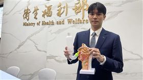 洪偉誠醫師表示，洗鼻別使用自來水，避免鼻腔造成感染風險。（圖／記者簡浩正攝影）